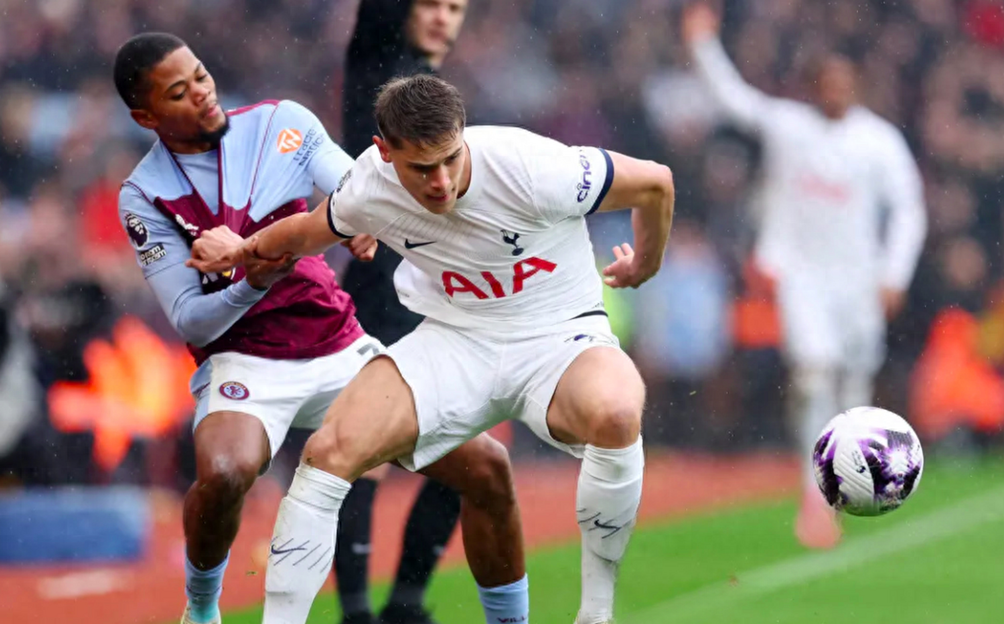  阿斯顿维拉迎英超关键赛；关键时刻再遭质疑；压力陡增；阵容厚度经受考验